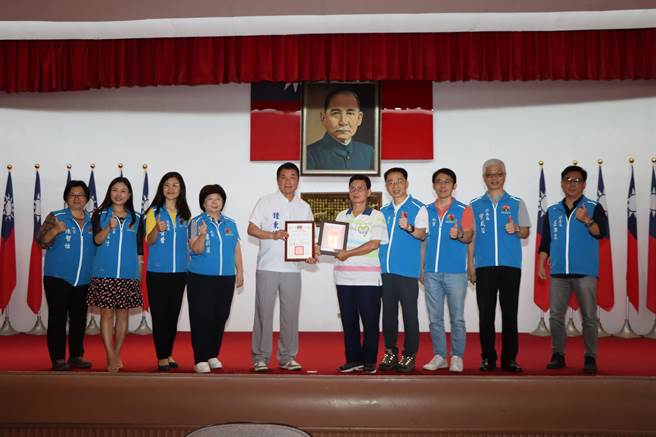 苗栗長鍾東錦表揚優秀志工。（苗栗縣政府提供／李京昇苗栗傳真）