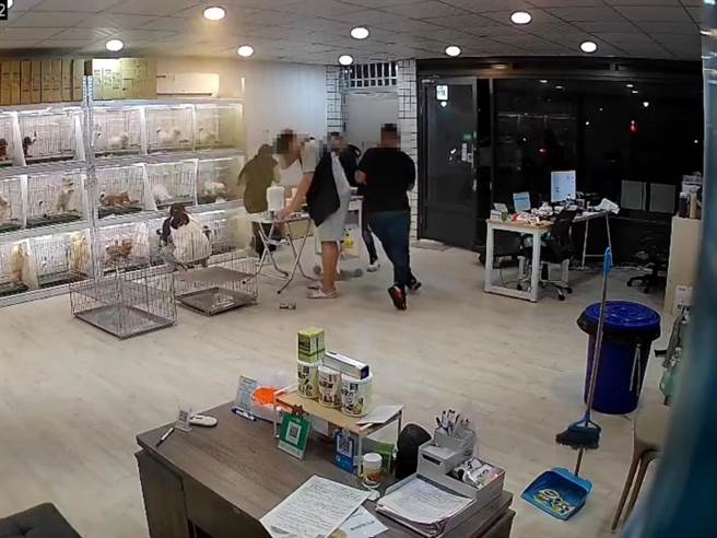 画面曝光，事发当晚同样这2名恶煞，开门什么话都没说，就拿着辣椒水对着林男狂喷，接着从包包里拿出预藏的柴刀、铁鎚等凶器。(民眾提供／吴建辉彰化传真)