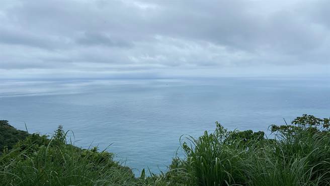 天气晴朗时，肉眼可从旧苏花公路看到与那国岛岛影。（吴佩蓉摄）