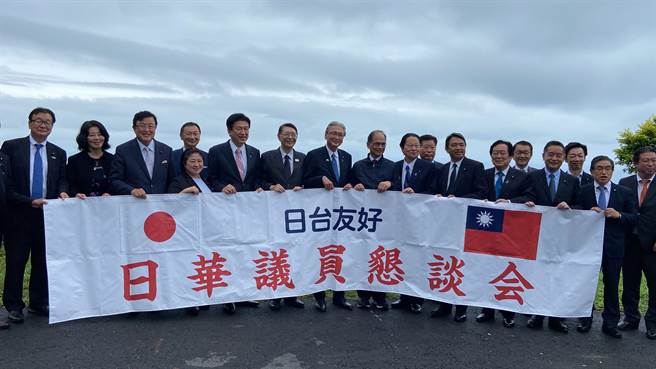 去年10月游锡堃邀请日华议员恳谈会成员一起至宜兰眺望与那国岛，可惜天公不做美，没能看见与那国岛。（吴佩蓉摄）