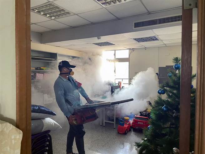 台南市新增4例本土登革热病例，防治中心进行化学防治作业。（登革热防治中心提供／洪荣志台南传真）