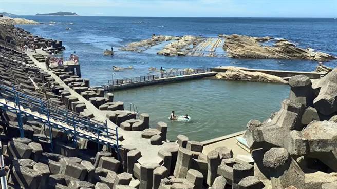 基隆市外木山海兴游泳池自6月26日起，封闭进行平台及走道的改善重建工程。（张志康摄）