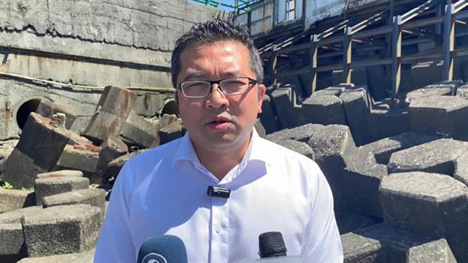 基隆市外木山海兴游泳池自6月26日起，封闭进行平台及走道的改善重建工程。（张志康摄）