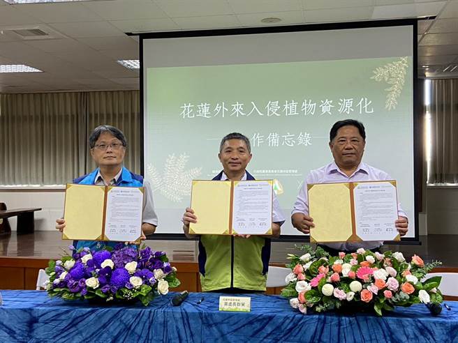 花莲林区管理处长黄群策（中）、水利署第九河川局长王国梁（左），今与台泥和平分公司厂长魏家佩（右）签署「花莲外来入侵植物资源化合作备忘录(MOU)」。（花莲林管处提供／罗亦晽花莲传真）