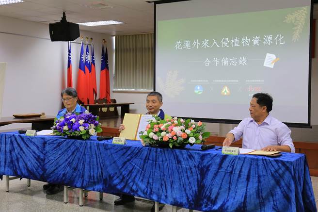 花莲林区管理处长黄群策（中）、水利署第九河川局长王国梁（左），今与台泥和平分公司厂长魏家佩（右）签署「花莲外来入侵植物资源化合作备忘录(MOU)」。（花莲林管处提供／罗亦晽花莲传真）
