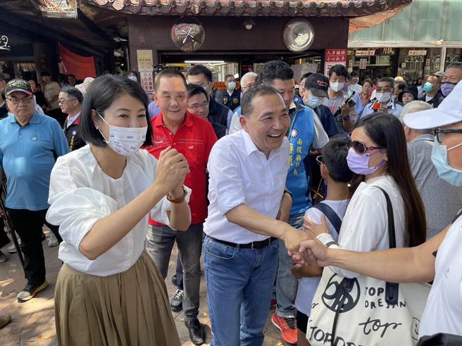 侯友宜在竹山紫南宫主委庄秋安、南投县长许淑华等人陪同下参香，信眾看到他握手并合影。（杨静茹摄）