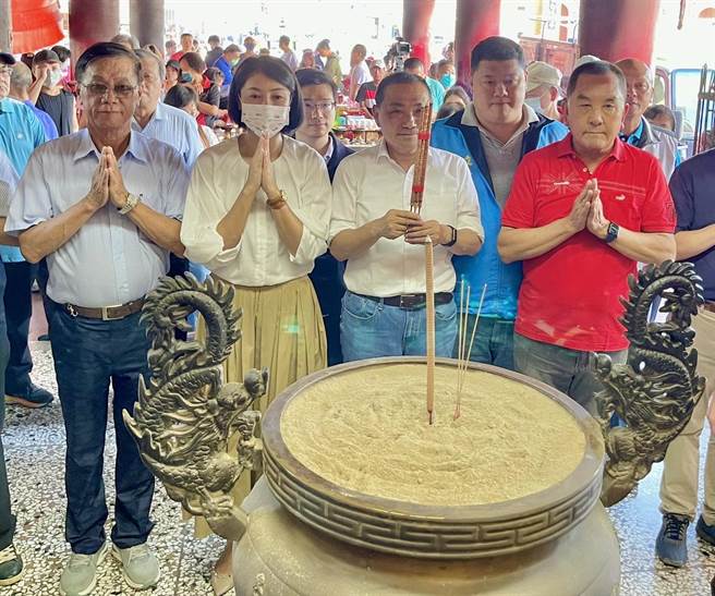 国民党总统参选人、新北市长侯友宜到竹山紫南宫参香，主委庄秋安、南投县长许淑华、前县长林明溱等人陪同。（杨静茹摄）