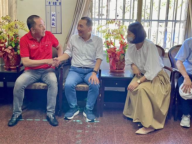 侯友宜与竹山紫南宫主委庄秋安握手，认为紫南宫发财金给民眾一个希望，中央要实际做出这个希望。（杨静茹摄）