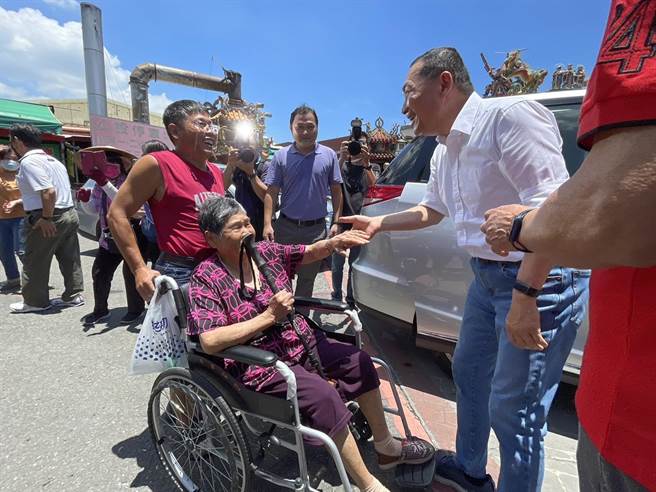 信眾用轮椅推着母亲，特地跟侯友宜握手、合影，为他加油、打气说：「总统好。」（杨静茹摄）