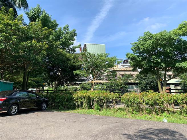 龟山警查毒竟拉犯嫌手摸引擎问「烫不烫」惹议。(翻摄照片／蔡依珍桃园传真)