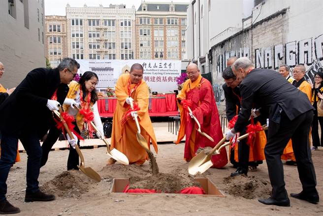 佛光山住持心保和尚（左4）与如扬法师（左3），带领旧金山工程团队与信眾覆土奠基。（佛光山提供／林瑞益高雄传真）