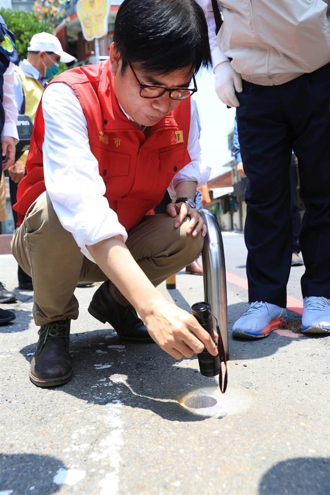 高雄市长陈其迈检查车挡孔洞是否有积水。（高雄市卫生局提供／崔正纲高雄传真）
