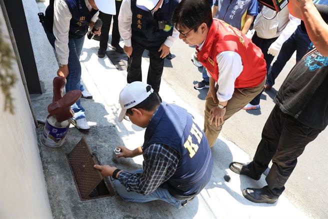 高雄市长陈其迈检查水表箱积水检查。（高雄市卫生局提供／崔正纲高雄传真）