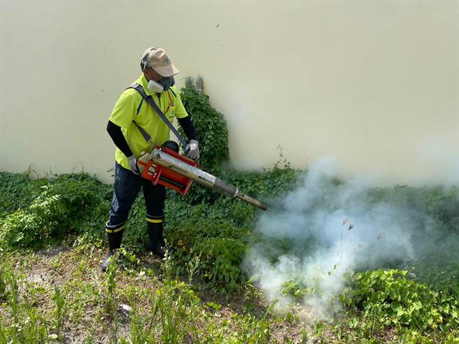 防疫人员进行消毒作业。（高雄市卫生局提供／崔正纲高雄传真）