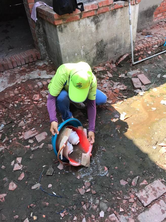 防疫人员进行清理积水作业。（高雄市卫生局提供／崔正纲高雄传真）