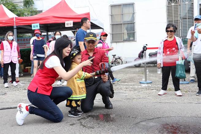 桃园市第一救灾救护大队在桃园夜鹭生态埤塘办理水域抢救演练，现场也邀请龙凤、龙安里居民及龙安国小学童参观，立委万美玲也参与。(消防局提供／蔡依珍桃园传真)
