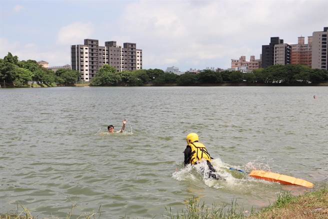 水域演练结合科技救援器材抢救，出动远端遥控救生圈、动力艇等多项救援器材。(消防局提供／蔡依珍桃园传真)