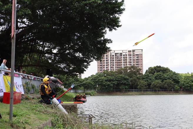 水域演练结合科技救援器材抢救，出动远端遥控救生圈、动力艇等多项救援器材。(消防局提供／蔡依珍桃园传真)