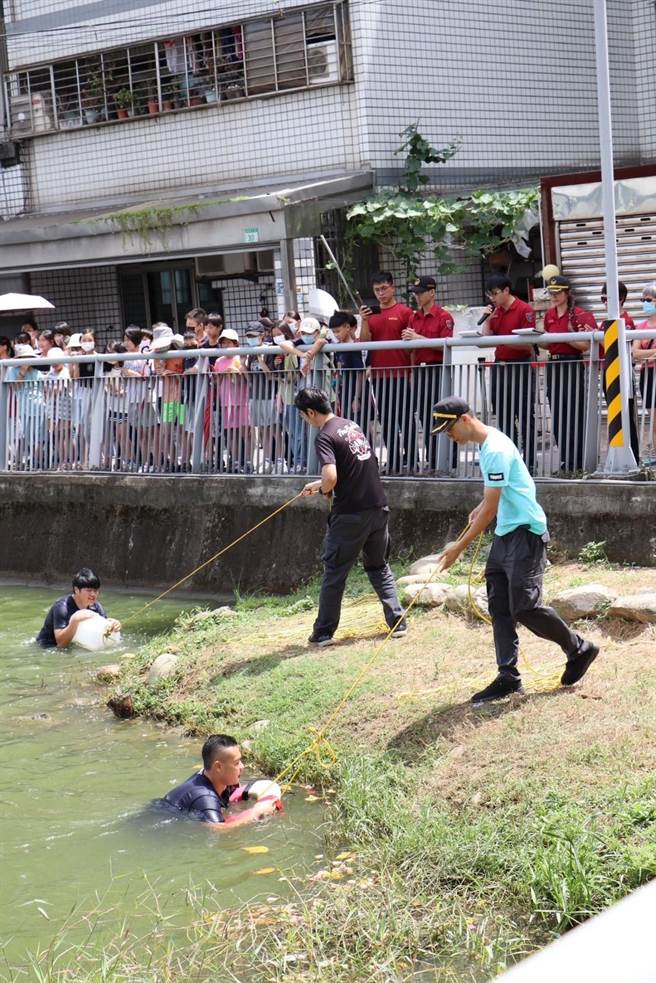 水域演练结合科技救援器材抢救，出动远端遥控救生圈、动力艇等多项救援器材。(消防局提供／蔡依珍桃园传真)