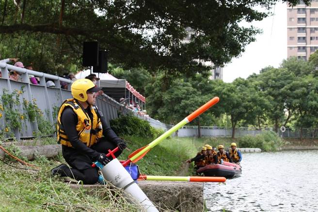 水域演练结合科技救援器材抢救，出动远端遥控救生圈、动力艇等多项救援器材。(消防局提供／蔡依珍桃园传真)