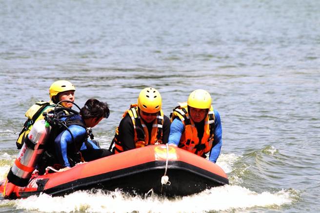 水域演练结合科技救援器材抢救，出动远端遥控救生圈、动力艇等多项救援器材。(消防局提供／蔡依珍桃园传真)