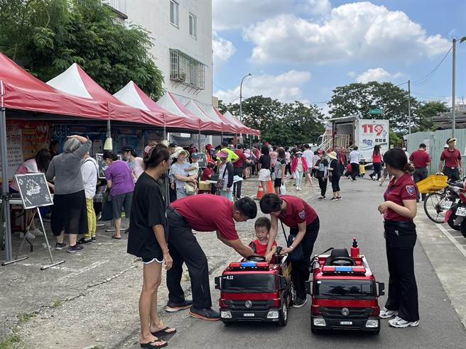 桃园市第一救灾救护大队在桃园夜鹭生态埤塘办理水域抢救演练，现场也邀请龙凤、龙安里居民及龙安国小学童参观。(消防局提供／蔡依珍桃园传真)