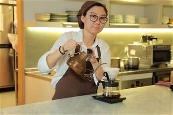 小嘉獲推薦成為當年瑪利mama手作麵包商店第1位學習手沖咖啡者。(台中市府提供)