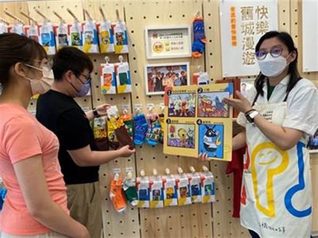 小嘉經8年努力，今年轉銜至快樂襪子店擔任儲備店長，翻轉自己的人生。(台中市府提供)