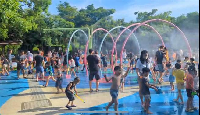 端午節4天連假，台中市中科公園湧入大批戲水人潮。（台中市觀旅局提供／陳淑娥台中傳真）