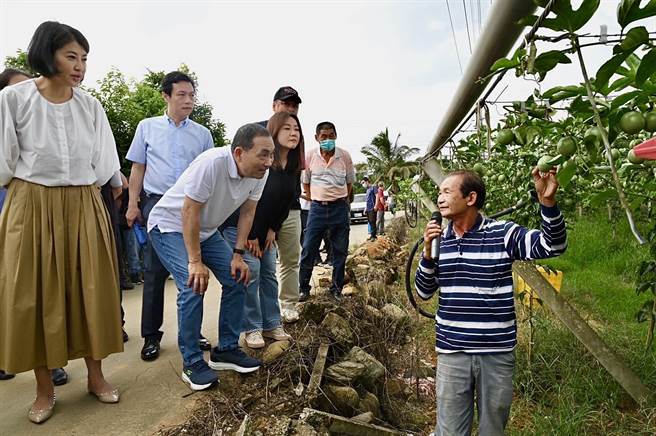 新北市长侯友宜在南投县长许淑华、立委马文君等人陪同下至埔里大坪顶关心百香果产况。（杨静茹摄）