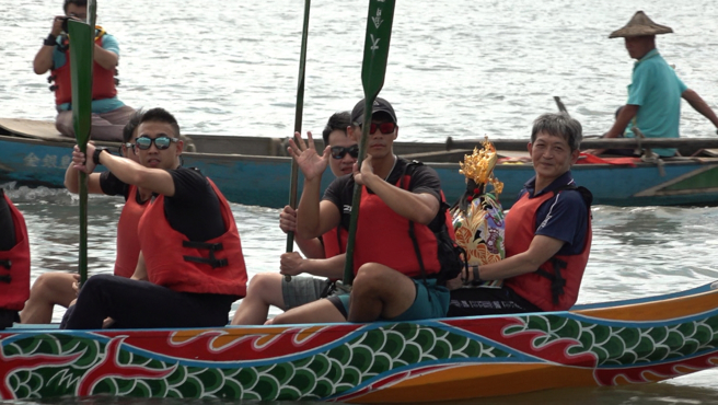 霞海城隍庙每年水巡，城隍爷会坐上龙舟巡视淡水河。（何祥瑀摄）