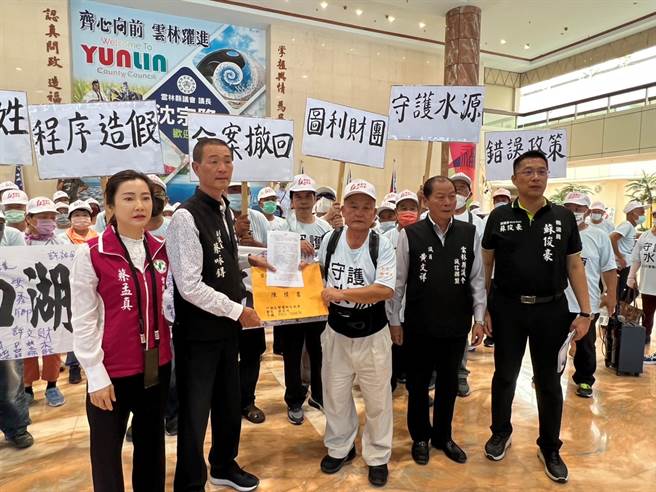 雲林縣口湖鄉謝厝村民反對設置變電站，至雲林縣議會舉白布條請願。（民眾提供／張朝欣雲林傳真）