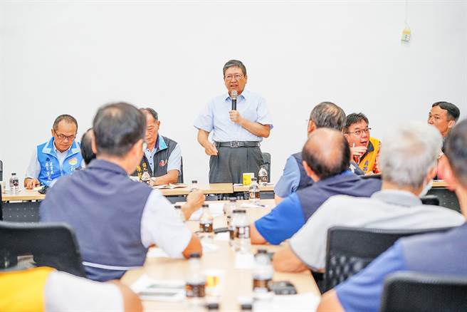 关西凤山溪污染事件讨论会，县长杨文科（中）强调全面彻底检讨。（新竹县政府提供／罗浚滨新竹传真）