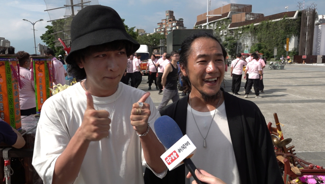 神明搭龙舟的特殊景象，也让日本YouTuber相当惊讶。（何祥瑀摄）