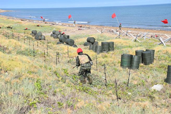 国军汉光、同心演习2022年7月28日在后龙镇福寧安检所前举行红、蓝军滩岸守备攻防演练。（中时资料照／谢明俊摄）