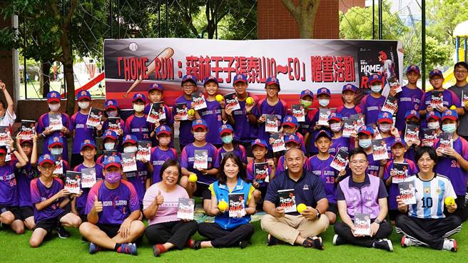 森林王子张泰山（右三）在兴隆国小举办自传赠书活动，并热情为棒球队小球员、老师签书、签球及合影，让兴隆国小气氛High翻。（新竹县政府提供／罗浚滨新竹传真）