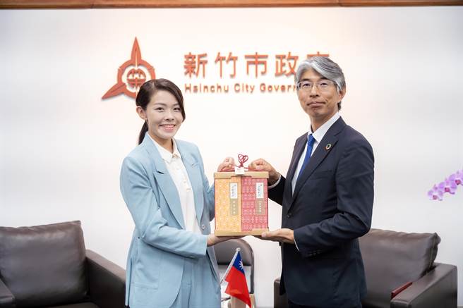 日本茨城县副知事横山（右）26日率团拜访新竹市长高虹安。（新竹市政府提供／陈育贤新竹传真）