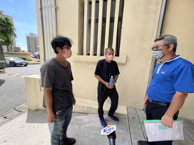 今（26）日下午2时许，检警于板桥殡仪馆进行相验，张姓肇事驾驶在父亲的陪同下到场，张男当场下跪，并表示「真的很抱歉」。（图／民眾提供）