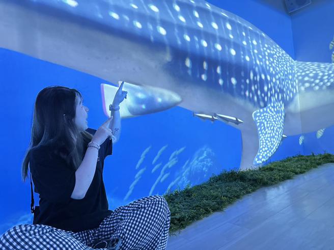 新竹大遠百推出真實尺寸的鯊魚動畫場景，開展兩周參觀人數已達3500人。（遠百提供／吳奕萱台北傳真）