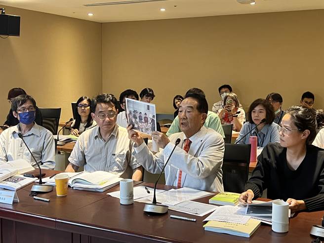 华南银行所属台北市大安区济南路3段50号第4次进入文资会审议，台北市文化局为求慎重，邀请亲民党主席宋楚瑜与会。宋细数任职省长期间歷史，强调许多重大决策都在此做成，期盼建筑得以保存。（台北市文化局提供／蔡佩珈台北传真）