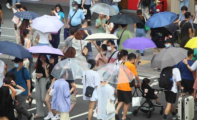 交通部与警政署今日重新讨论路口停让行人执法标准(本报资料照片)