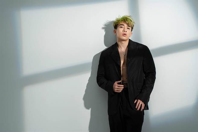 Tyson Yoshi嚴格要求體態，厚實肌肉在服裝下若隱若現，酷帥魅力盡收眼底。FERRAGAMO 早秋系列黑色尼龍休閒西裝外套5萬1900元、黑色尼龍休閒西裝長褲3萬1900元。（石智中攝）