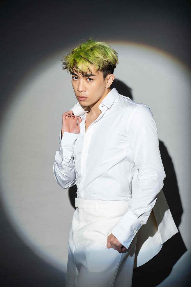 Tyson Yoshi平時穿搭喜愛黑白灰三色，尤其西裝更是心頭好，讓他擺拍時靈感不斷。FERRAGAMO 早秋系列白色襯衫2萬5900元、米色羊毛西裝外套參考價格約13萬、米色羊毛百慕達褲參考價格約5萬。（石智中攝）