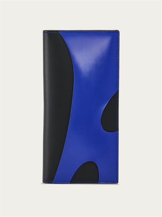 FERRAGAMO撞色鏤空皮革長夾，2萬7900元。（FERRAGAMO提供／朱世凱台北傳真）