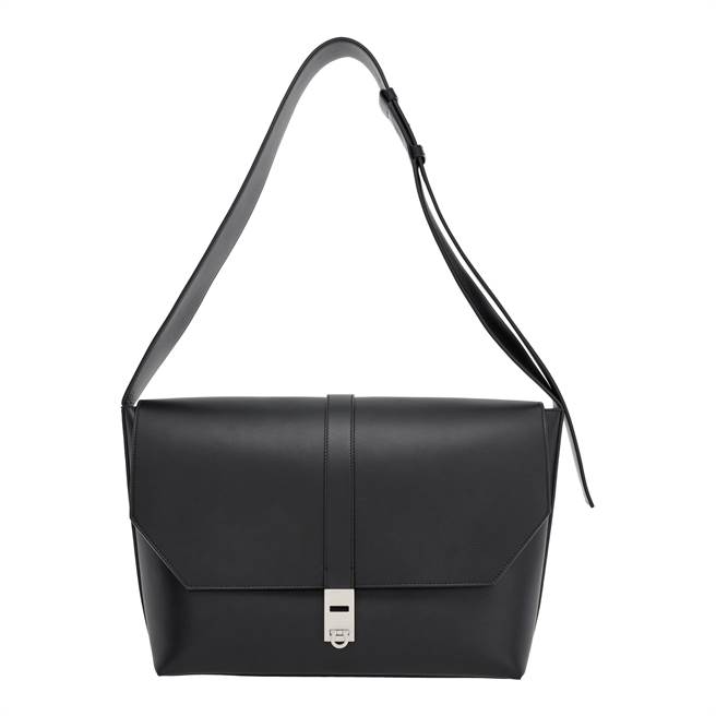 FERRAGAMO黑色Gancini掀蓋肩背包，9萬8900元。（FERRAGAMO提供／朱世凱台北傳真）