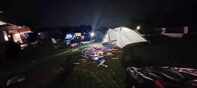 39人露营团因帐篷被吹走向警方求援，最后获得协助安置。（竹崎分局提供∕吕妍庭嘉义传真）