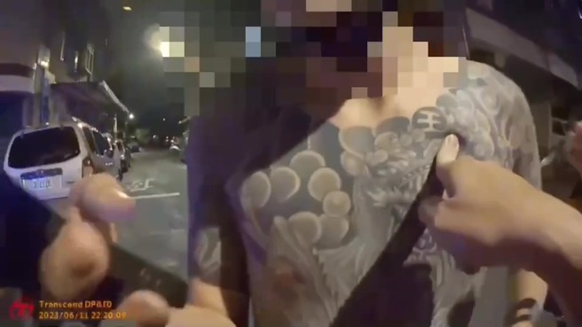 李男见警方到场情绪仍激动、不听劝，还不断挑衅，甚至呛警察「编号多少、哪个分局的」，还拿手机拍摄警察臂章编号。（图／警方提供）