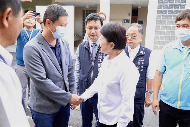 罗刘阿自以104岁高龄福寿全归，市长卢秀燕26日至灵前上香悼念并慰问家属。（台中市府提供）