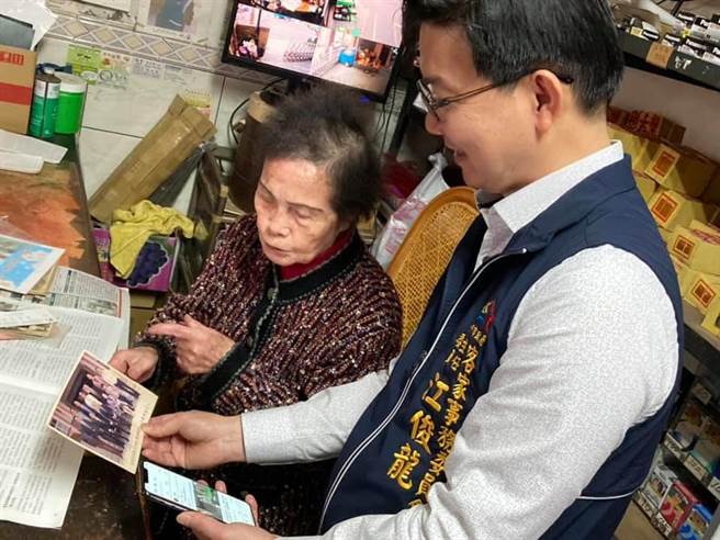 罗刘阿自生前与客委会主委江俊龙分享过去照片与故事。（台中市府提供）