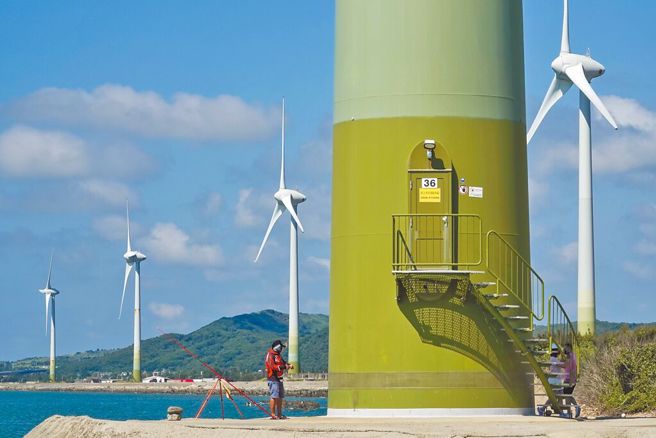 再生能源在執政黨強力推動下，引發各種爭議。圖為再生能源風力發電示意照。（本報資料照片）